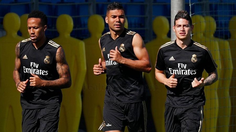 29.jul.2019 - Eder Militão, Casemiro e James durante treino do Real Madrid - Divulgação/Real Madrid