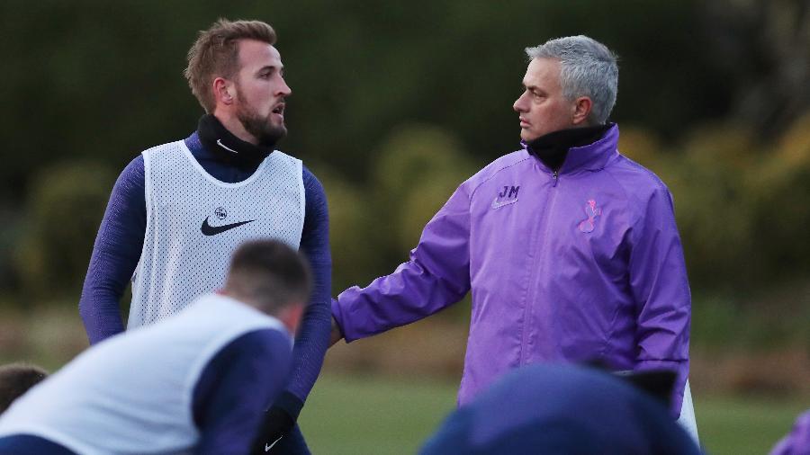 José Mourinho conversa com Harry Kane em treino do Tottenham - Tottenham Hotspur FC/Tottenham Hotspur FC via Getty Images