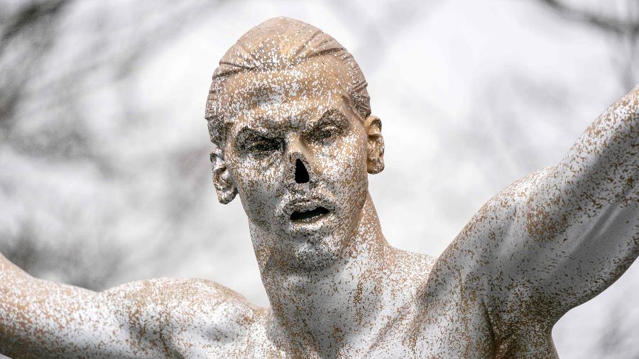 Estátua de Ibrahimovic foi vandalizada em Malmo, na Suécia - Johan NILSSON / TT NEWS AGENCY / AFP