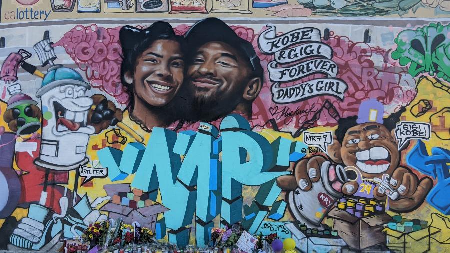 Grafite com Kobe Bryant e a filha Gianna, em mural feito em Los Angeles - Fernanda Ezabella/UOL