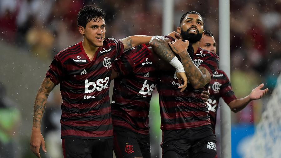 Pedro, Bruno Henrique e Gabigol comemoram terceiro gol do Flamengo contra o Resende - Thiago Ribeiro/AGIF