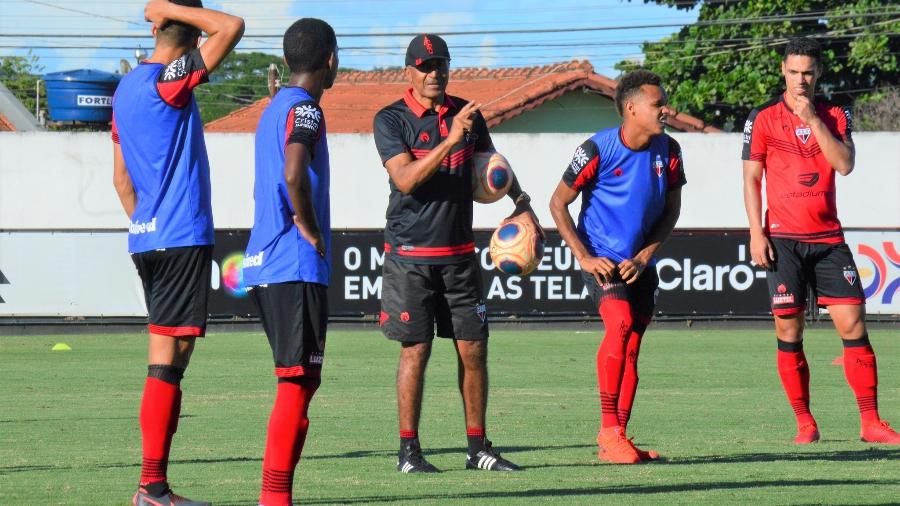 Cristovão Borges durante treino do Atlético-GO - Paulo Marcos / Assessoria ACG