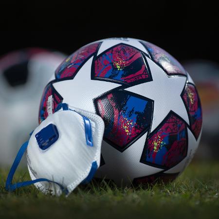 Imagem ilustra bola de futebol com máscara durante a pandemia de coronavírus - Visionhaus/Getty Images
