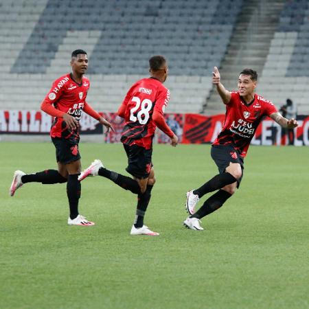 Jogadores do Athletico comemoram gol contra o Goiás - GISELE PIMENTA/FRAMEPHOTO/ESTADÃO CONTEÚDO