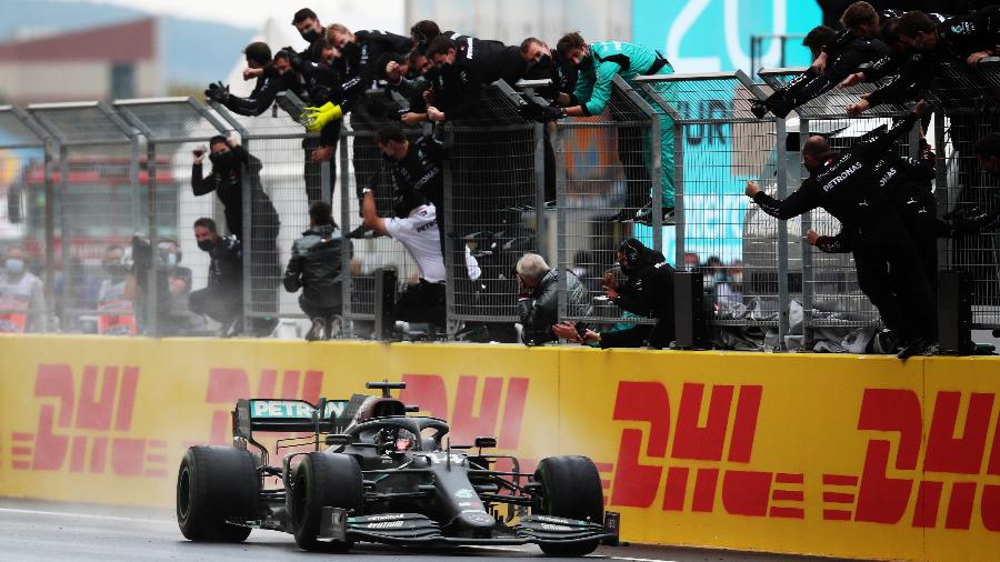 Lewis Hamilton comemora com funcionários da Mercedes a vitória no GP da Turquia - Pool/Getty Images