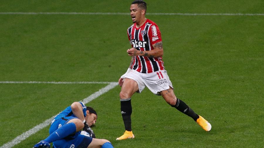 Luciano sente lesão em lance com Cássio na partida entre Corinthians e São Paulo pelo Brasileirão - Miguel Schincariol/Getty Images