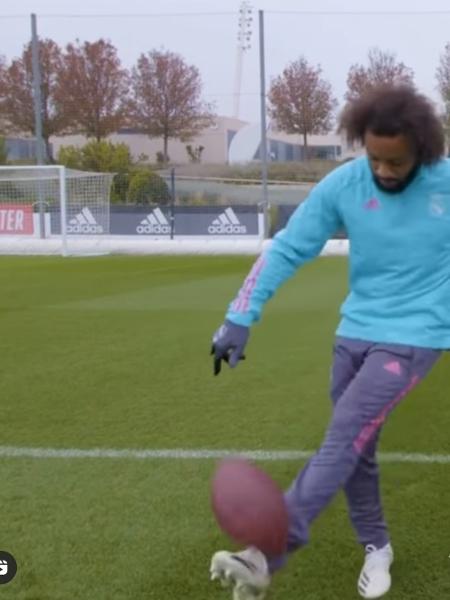 Marcelo faz embaixadinhas com bola de futebol americano - Reprodução/Instagram