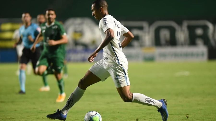 Lucas Braga, do Santos, atuando contra o Goiás  - Ivan Storti