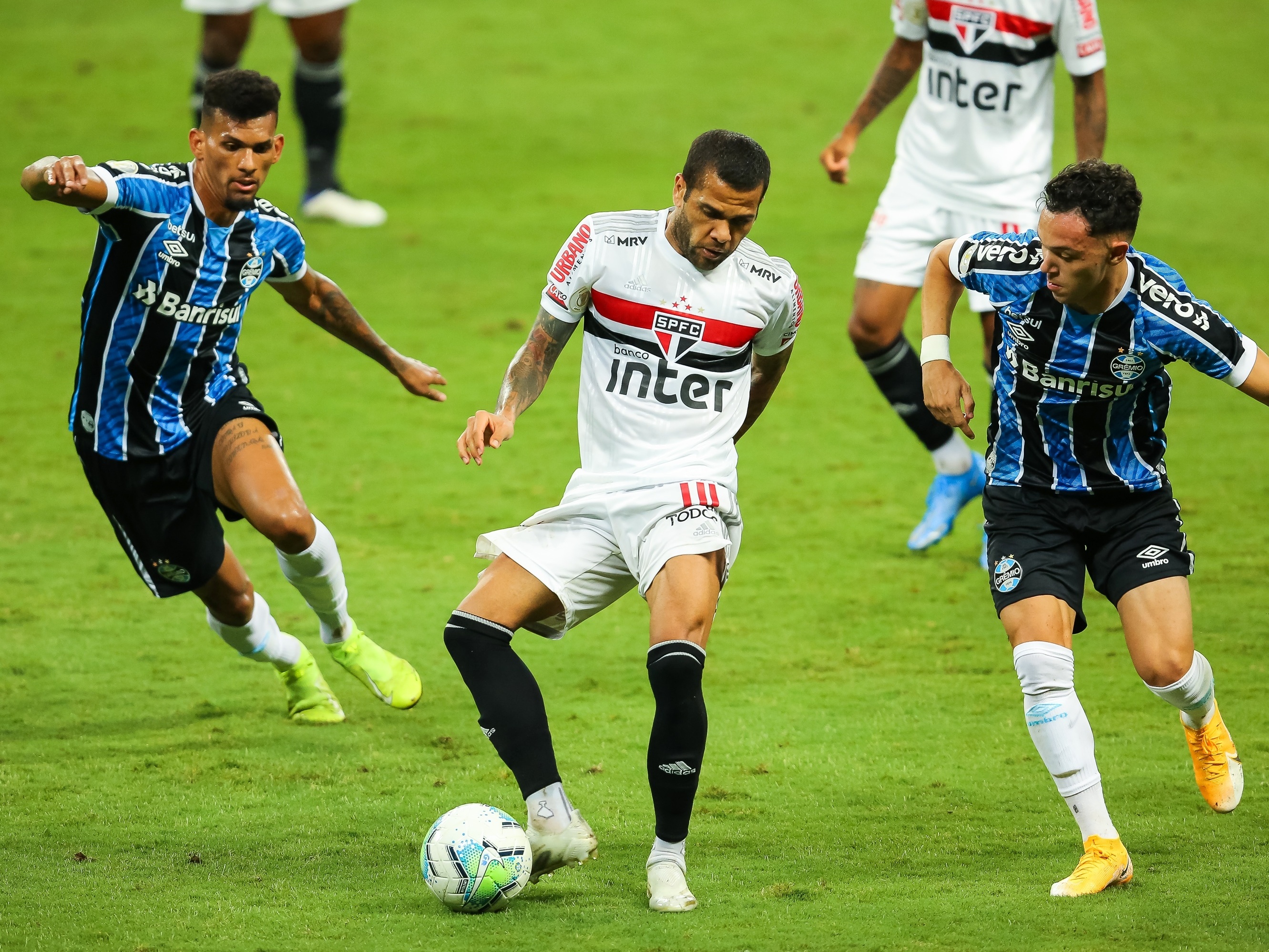 São Paulo x Grêmio: onde assistir ao vivo, horário e escalações do