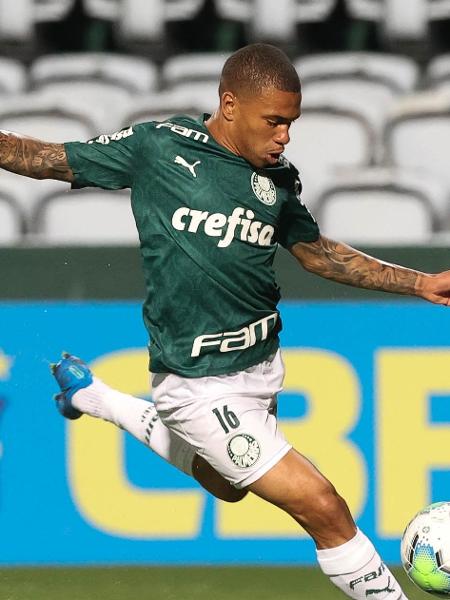 Lucas Esteves em jogo do Palmeiras contra o Coritiba