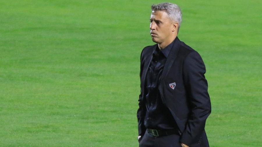 Técnico do São Paulo, Hernan Crespo observa partida contra o Fluminense - Marcello Zambrana/AGIF