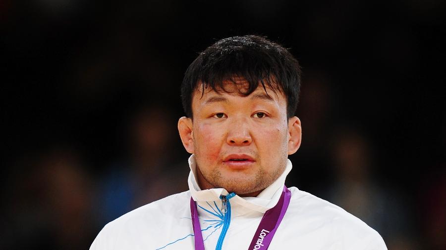 Tuvshinbayar Naidan, da Mongólia, conquistou a medalha de prata no judô, na categoria até 100 kg, depois de machucar o joelho - Laurence Griffiths/Getty Images