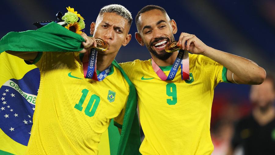 Richarlison e Matheus Cunha com a medalha de ouro das Olimpíadas de Tóquio - Francois Nel/Getty Images
