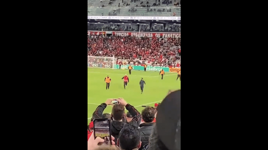 Torcedor invadiu campo e foi perseguido por seguranças em Athletico-PR x Flamengo - Reprodução