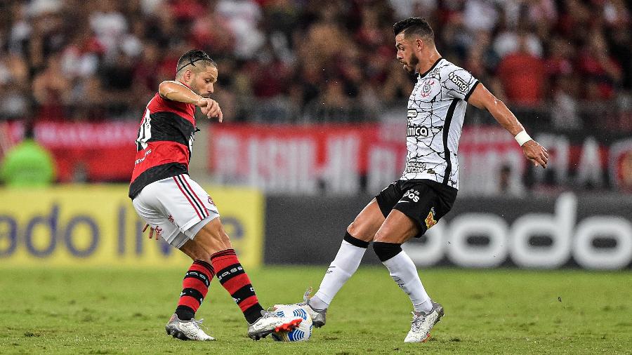 Diego Ribas e Giuliano duelam em jogo entre Flamengo e Corinthians - Thiago Ribeiro/AGIF