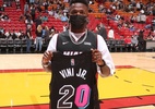 Vinicius Jr assiste jogo da NBA e recebe homenagem do Miami Heat