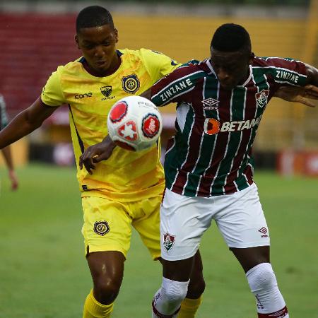 Jogadores de Fluminense e Madureira brigam pela bola durante jogo do Cariocão