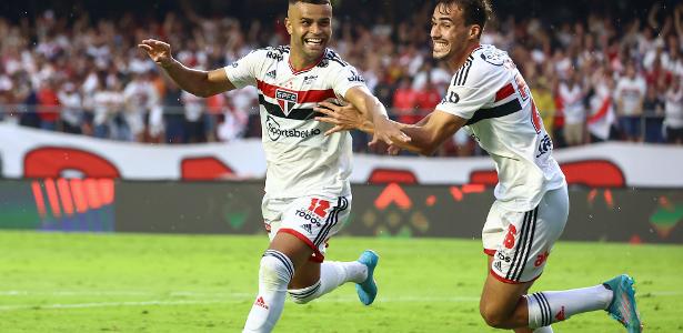Alisson e Igor Gomes comemoram gol do São Paulo contra o Corinthians