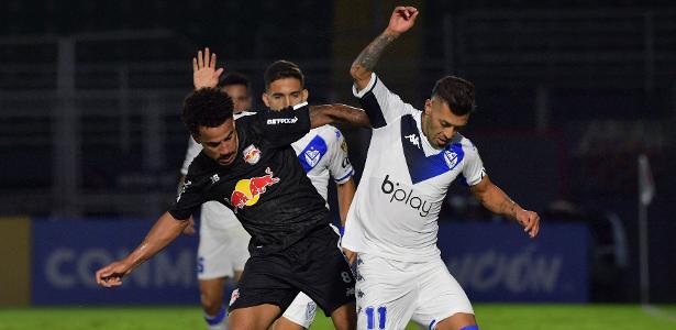 Evangelista, do Red Bull Bragantino, e Lucas Janson, do Velez, disputam bola 