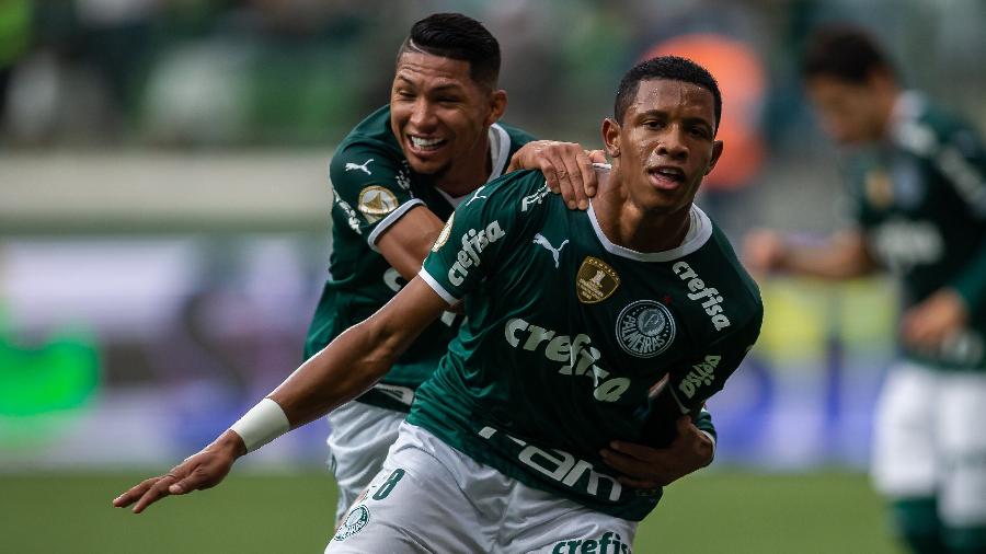 Rony e Danilo comemoram gol do Palmeiras na partida contra o Bragantino, válida pelo Campeonato Brasileiro - JHONY INÁCIO/ENQUADRAR/ESTADÃO CONTEÚDO