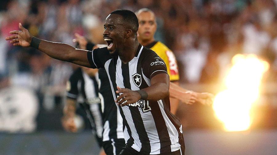 Kayque, volante do Botafogo, comemora gol contra o São Paulo, no Nilton Santos, pelo Brasileiro - Vitor Silva / Botafogo
