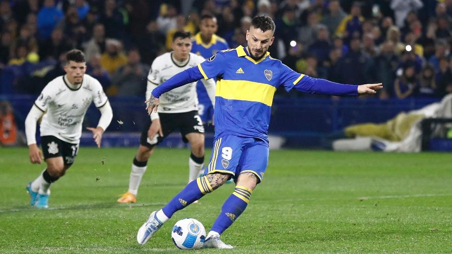 Benedetto, do Boca Juniors, cobrou pênalti na trave no jogo contra o Corinthians - Agustin Marcarian/Reuters