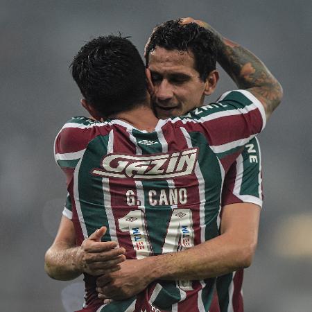 Cano comemora seu gol com Ganso em jogo contra o Fortaleza pela Copa do Brasil