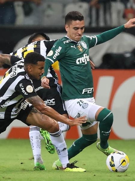 Atuesta disputa jogada em partida contra o Atlético-MG no Brasileirão - CESAR GRECO