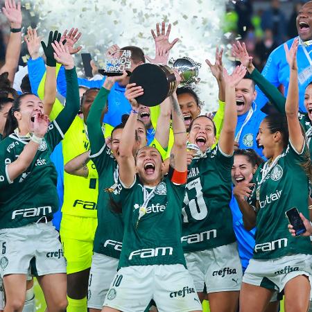Bia Zaneratto ergue troféu da Libertadores feminina de 2022 - Hector Vivas/Getty Images