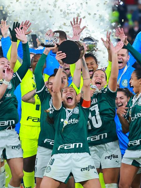 Bia Zaneratto, do Palmeiras, ergue troféu de campeão da Libertadores feminina - Hector Vivas/Getty Images