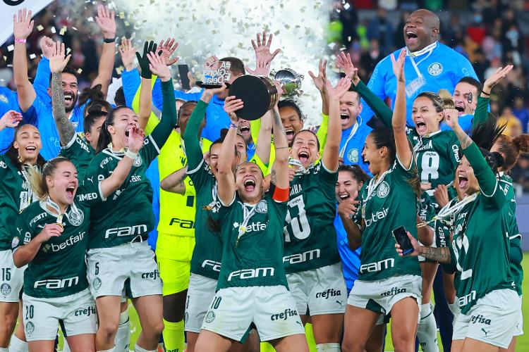 Palmeiras: Bia Zaneratto ergue troféu de campeão da Libertadores feminina