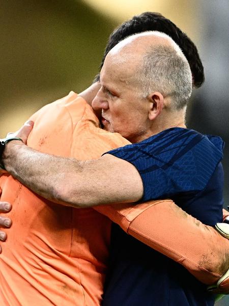 Taffarel abraça Alisson antes da partida entre Brasil e Croácia. - GABRIEL BOUYS/AFP