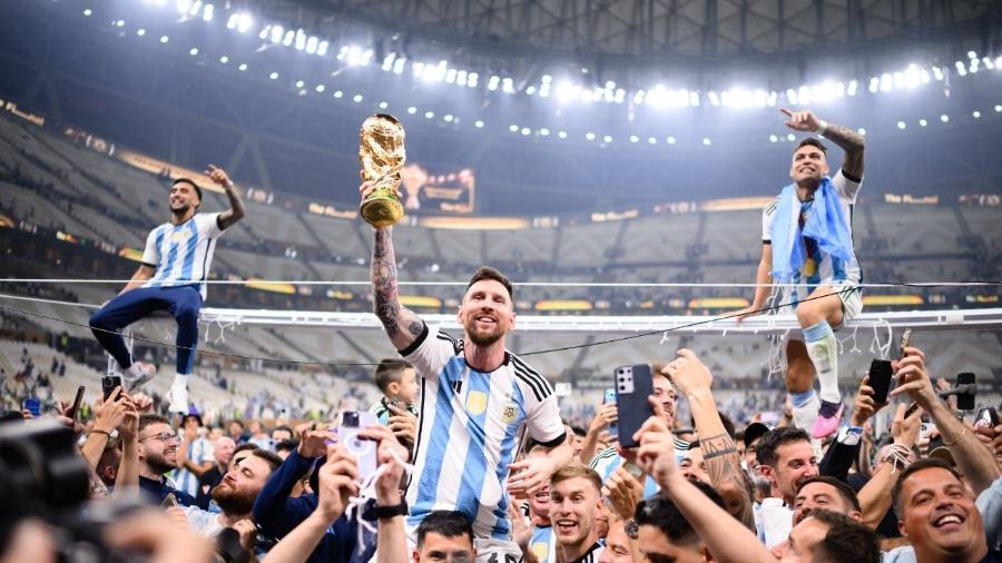 Messi ergue troféu da Copa do Mundo como campeão pela Argentina - Divulgação/Fifa