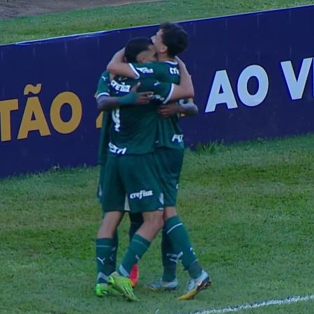 Jogadores do Palmeiras comemoram gol de Ruan Ribeiro contra o Sampaio Corrêa na Copinha - Reprodução/sportv