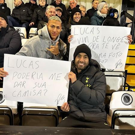 Richarlison leva cartaz pedindo camisa de Lucas Moura em jogo do Tottenham sub-21 - Reprodução/Instagram