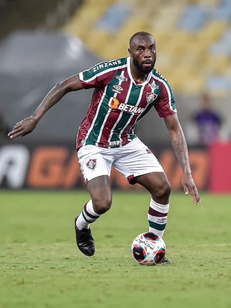Manoel, zagueiro do Fluminense, em ação durante jogo do Campeonato Carioca 2023. - Thiago Ribeiro/Thiago Ribeiro/AGIF