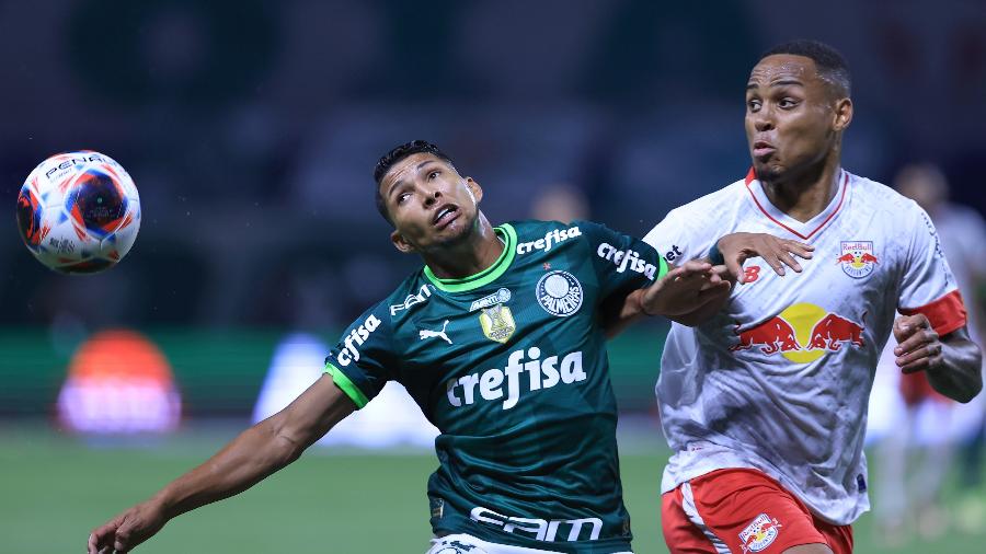 Rony e Natan brigam pela bola em Palmeiras x Bragantino, jogo do Campeonato Paulista - Marcello Zambrana/AGIF