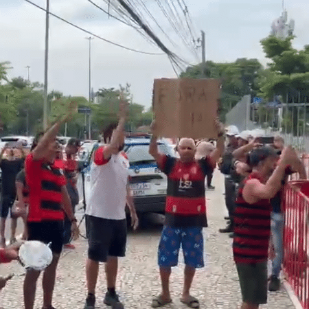 Torcedores do Flamengo protestam em frente à Gávea - Reprodução/Twitter