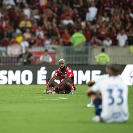 Jogadores protestam contra racismo no futebol em Flamengo x Cruzeiro, pelo Brasileirão - Jorge Rodrigues/AGIF
