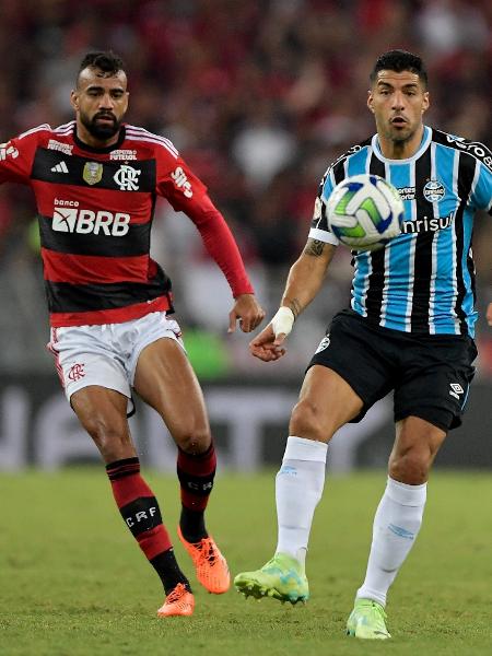 Fabricio Bruno, do Flamengo, disputa bola com Suárez, do Grêmio, em jogo pelo Brasileirão