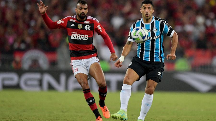 Fabricio Bruno, do Flamengo, disputa bola com Suárez, do Grêmio, em jogo pelo Brasileirão - Thiago Ribeiro/AGIF