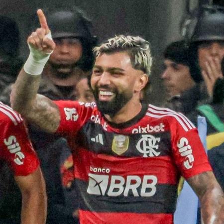 Gabigol festeja gol do Flamengo sobre o Grêmio em partida da Copa do Brasil