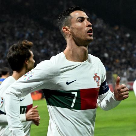 Cristiano Ronaldo comemora após marcar por Portugal contra a Bósnia, pelas Eliminatórias da Euro
