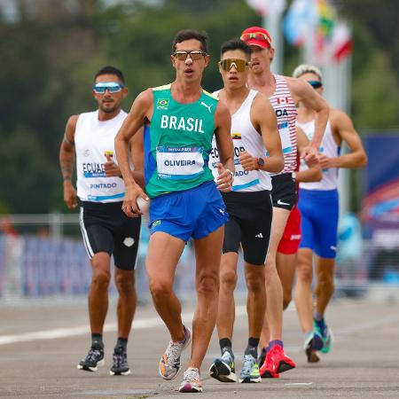 Caio Bonfim durante a marcha atlética no Pan 2023, em Santiago