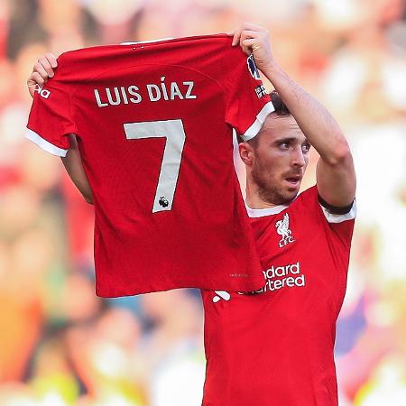 Diogo Jota comemora gol pelo Liverpool e homenageia Luis Díaz