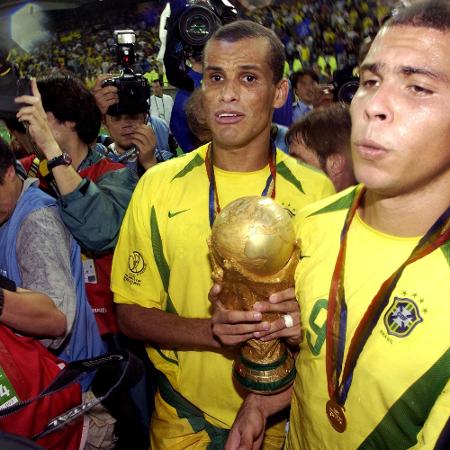 Rivaldo e Ronaldo durante comemoração do título da Copa do Mundo de 2002