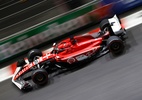 Ferrari domina treino atrasado por acidente com tampa de bueiro em Vegas - Chris Graythen/AFP