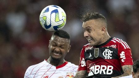 Arrascaeta resolve, Flamengo vence Bragantino e agita reta final