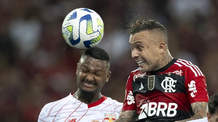Everton Cebolinha cabeceia durante Flamengo x Bragantino, jogo do Campeonato Brasileiro