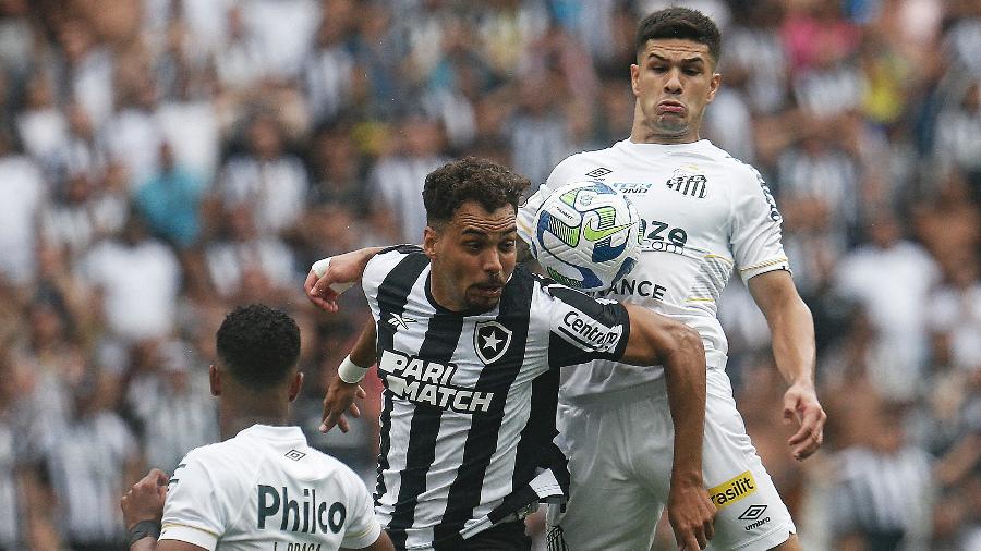 Eduardo, do Botafogo, disputa a bola durante o jogo contra o Santos, pelo Brasileirão